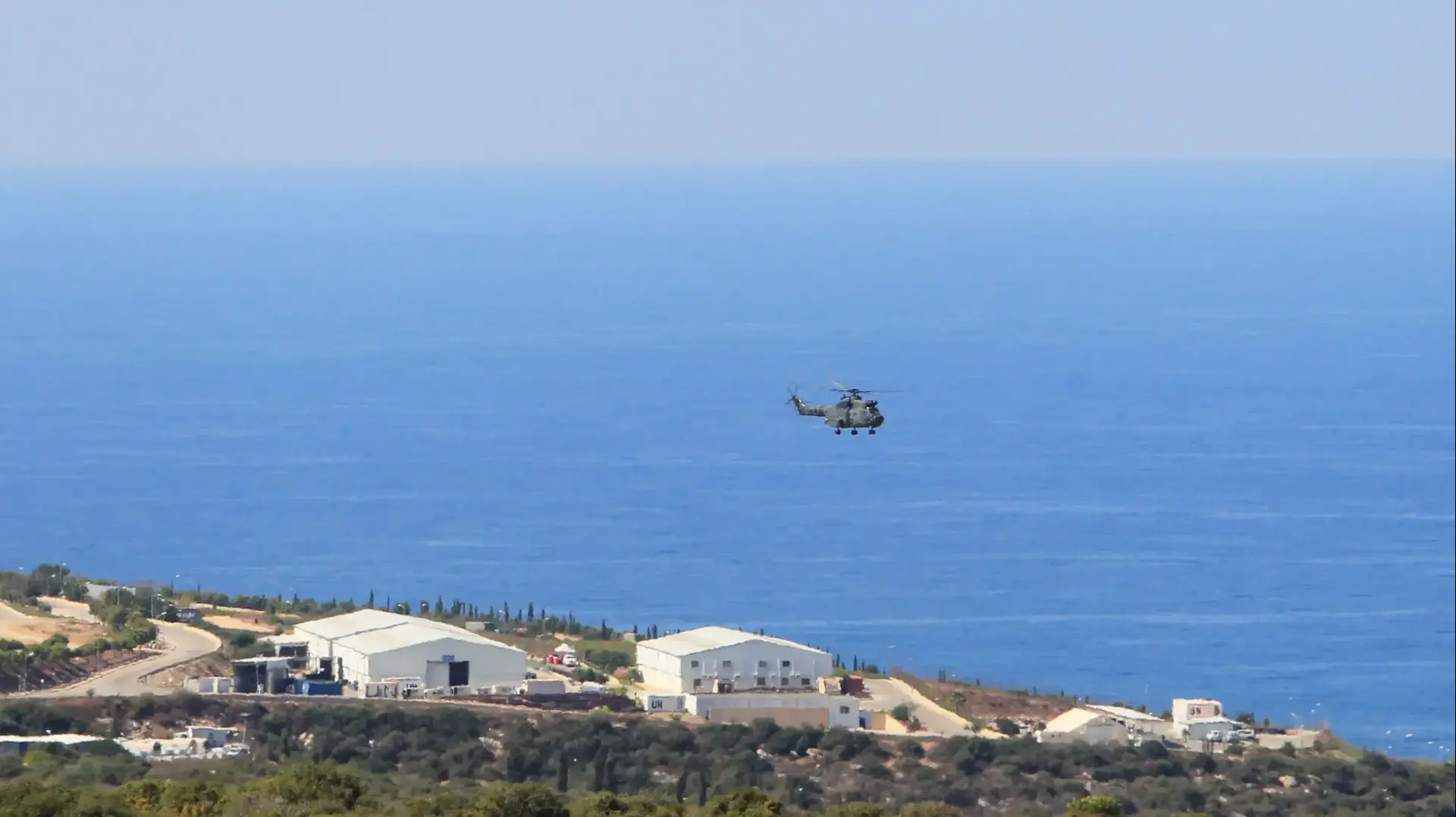 מסוק טס מעל בסיס האו"ם בנאקורה, לבנון, 14 באוקטובר