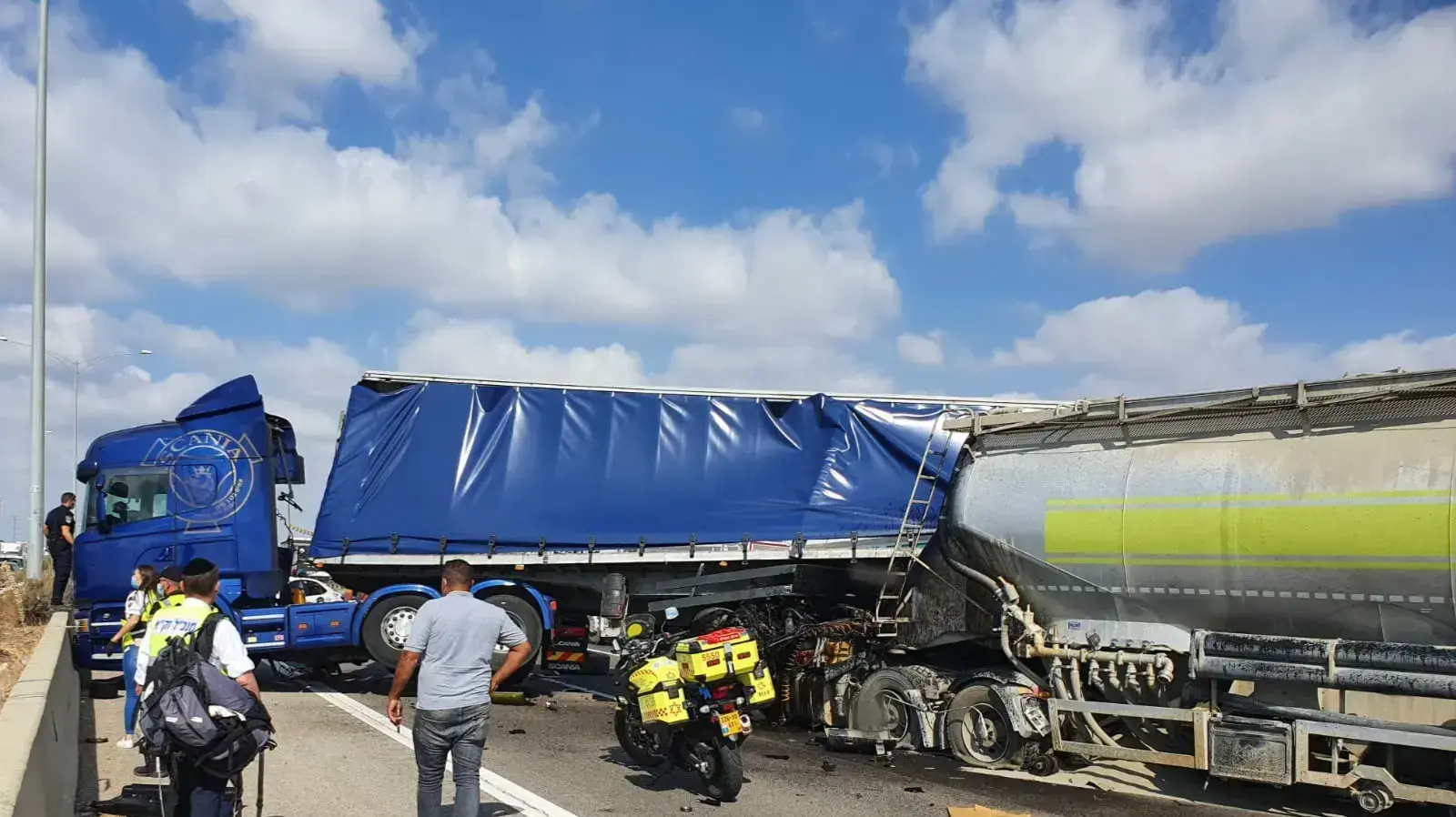 זירת תאונת הדרכים בה נהרג נהג משאית בתאונת דרכים בין שלוש משאיות בכביש 6 בין מחלף אייל לניצני עוז. 14 באוקטובר 2020 זירת תאונת הדרכים בה נהרג נהג משאית בתאונת דרכים בין שלוש משאיות בכביש 6 בין מחלף אייל לניצני עוז. 14 באוקטובר 2020