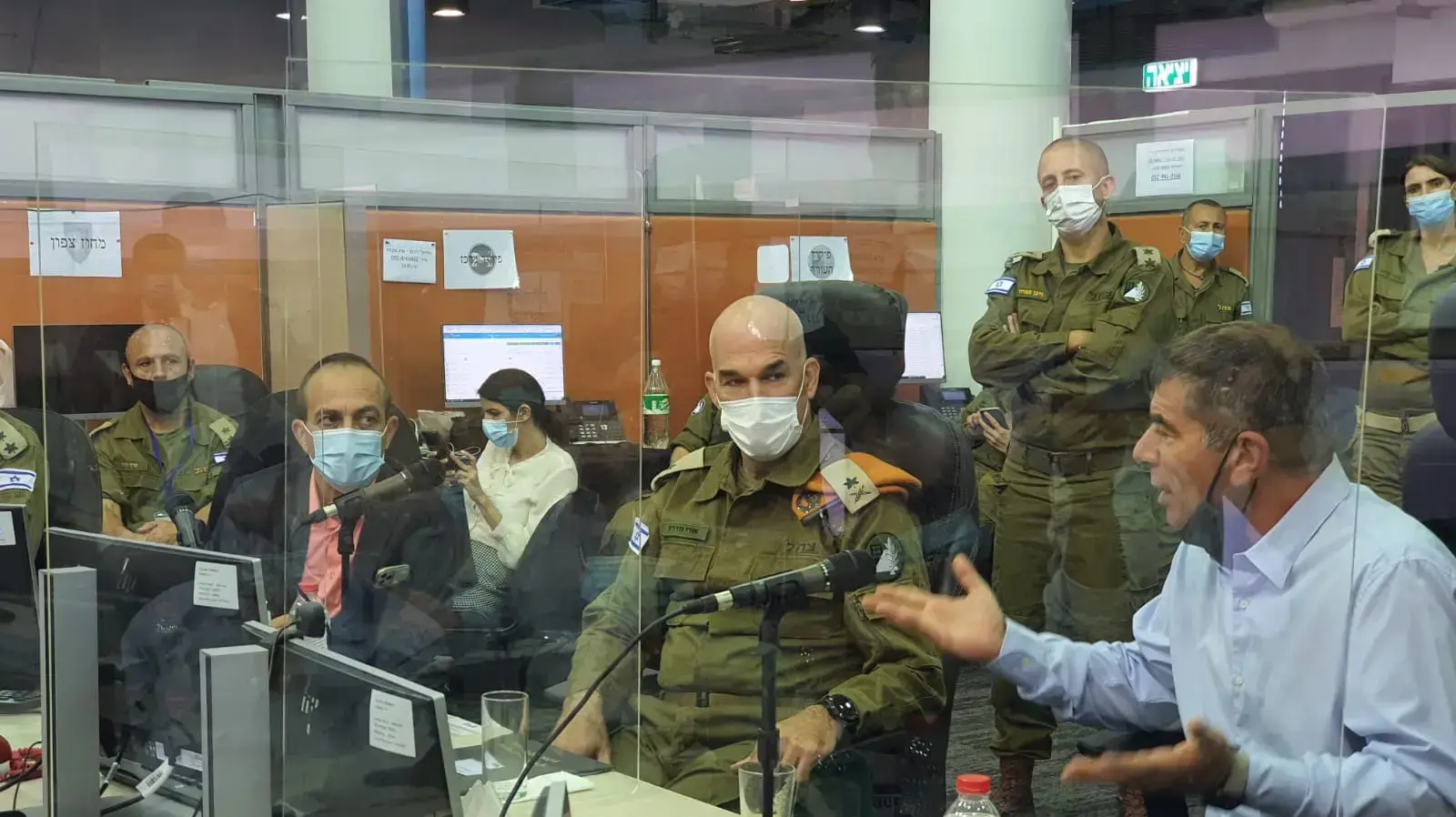 ביקור שר החוץ אשכנזי יחד עם פרויקטור הקורונה גמזו, והמשנה למנכ"ל משרד הבריאות, פרופ' גרוטו במפקדת אלון, 14 באוקטובר 2020 ביקור שר החוץ אשכנזי יחד עם פרויקטור הקורונה גמזו, והמשנה למנכ"ל משרד הבריאות, פרופ' גרוטו במפקדת אלון, 14 באוקטובר 2020