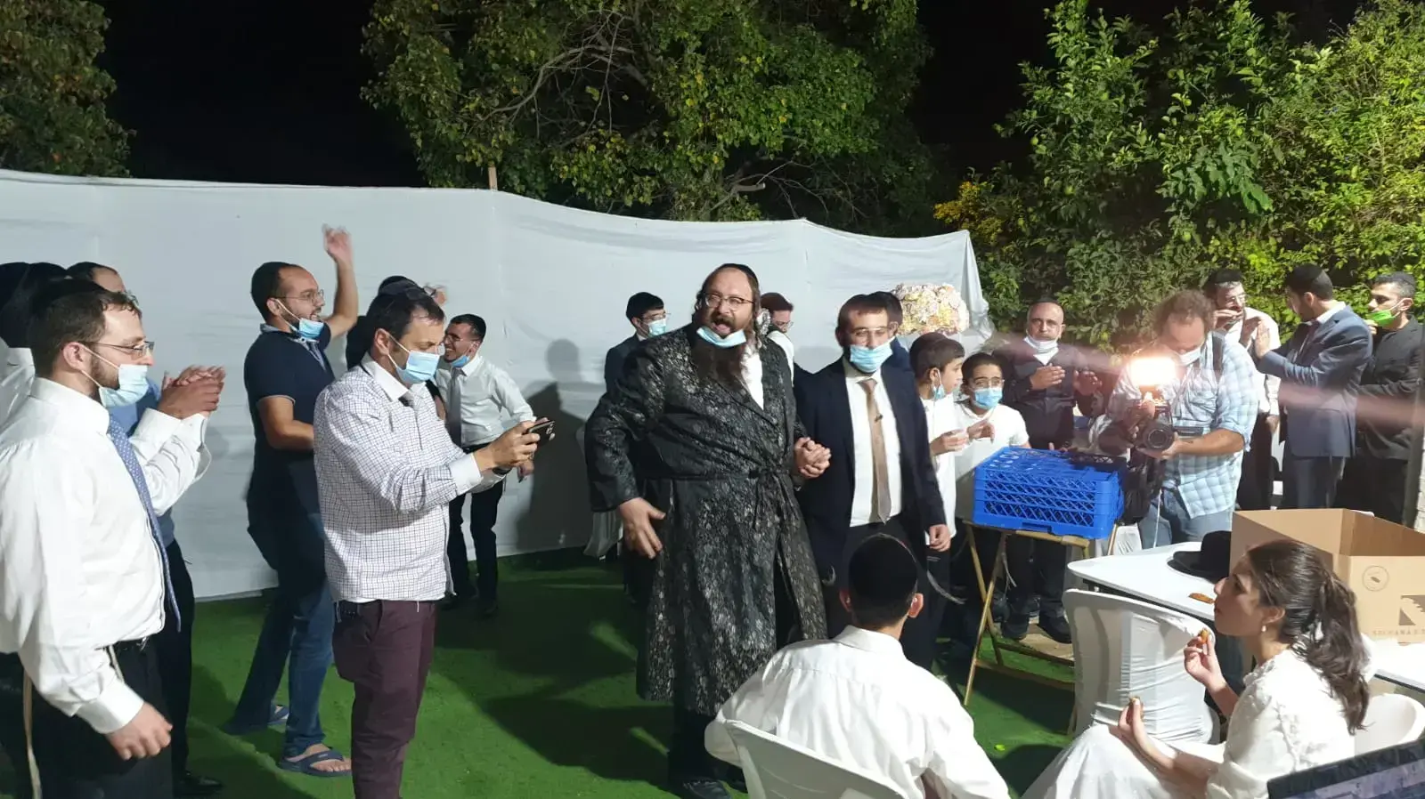 אירוע החתונה בחצר בית בגבעת זאב בהשתתפות עשרות אנשים שאליו התפרצה המשטרה. 14 באוקטובר 2020 אירוע החתונה בחצר בית בגבעת זאב בהשתתפות עשרות אנשים שאליו התפרצה המשטרה. 14 באוקטובר 2020