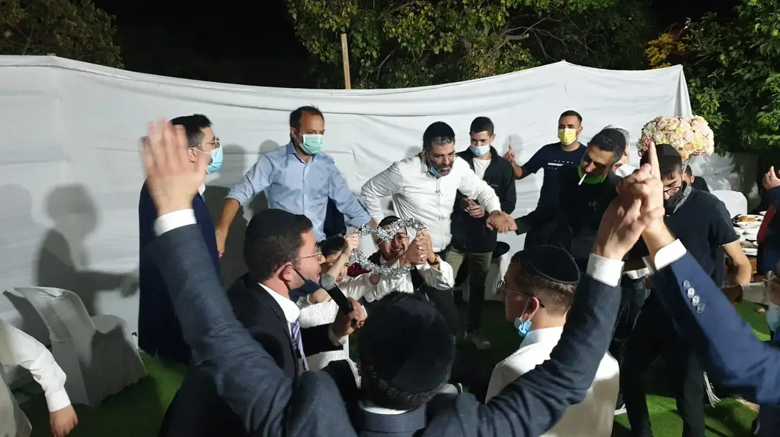 אירוע החתונה בחצר בית בגבעת זאב בהשתתפות עשרות אנשים שאליו התפרצה המשטרה. 14 באוקטובר 2020 אירוע החתונה בחצר בית בגבעת זאב בהשתתפות עשרות אנשים שאליו התפרצה המשטרה. 14 באוקטובר 2020