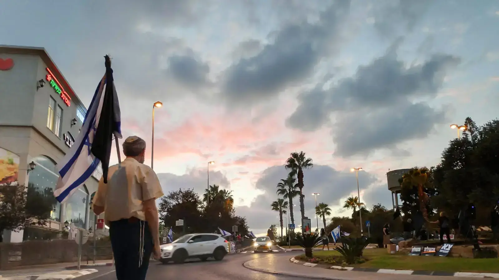 הפגנת הדגלים השחורים בבנימינה 15 באוקטובר 2020
. הפגנת הדגלים השחורים בבנימינה 15 באוקטובר 2020
.