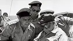 רחבעם זאבי במרכז התמונה עם אל"ם יצחק פונדק, מפקד גייסות השריון משמאל ושר הביטחון, דוד בן-גוריון, בתרגיל השריון "פלט", מאי 1956
רחבעם זאבי במרכז התמונה עם אל"ם יצחק פונדק, מפקד גייסות השריון משמאל ושר הביטחון, דוד בן-גוריון, בתרגיל השריון "פלט", מאי 1956