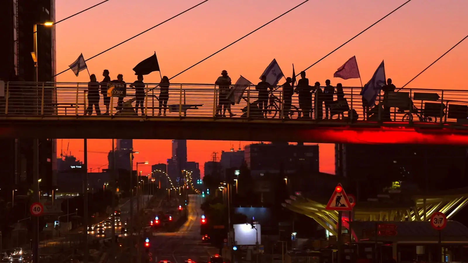 מפגינים על ציר ז'בוטינסקי  גשר בלינסון, 17 באוקטובר 2020