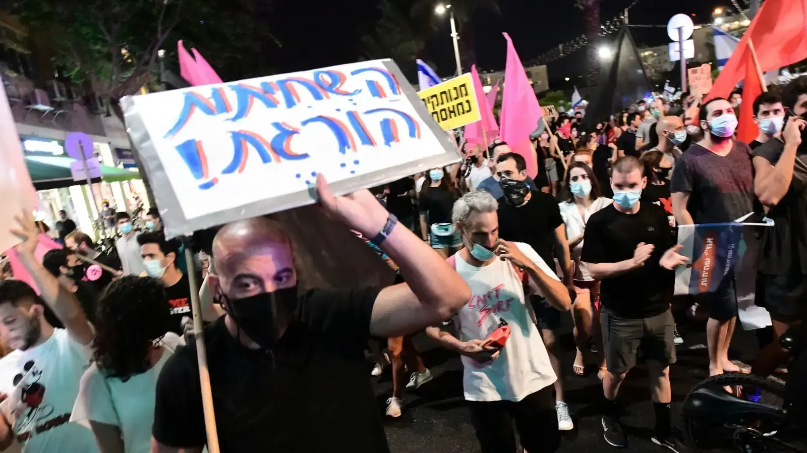 מפגינים נגד הממשלה צועדים אבן גבירול צפונה ועוברים את המחסומים, כיכר רבין, תל אביב 17 באוקטובר 2020 מפגינים נגד הממשלה צועדים אבן גבירול צפונה ועוברים את המחסומים, כיכר רבין, תל אביב 17 באוקטובר 2020