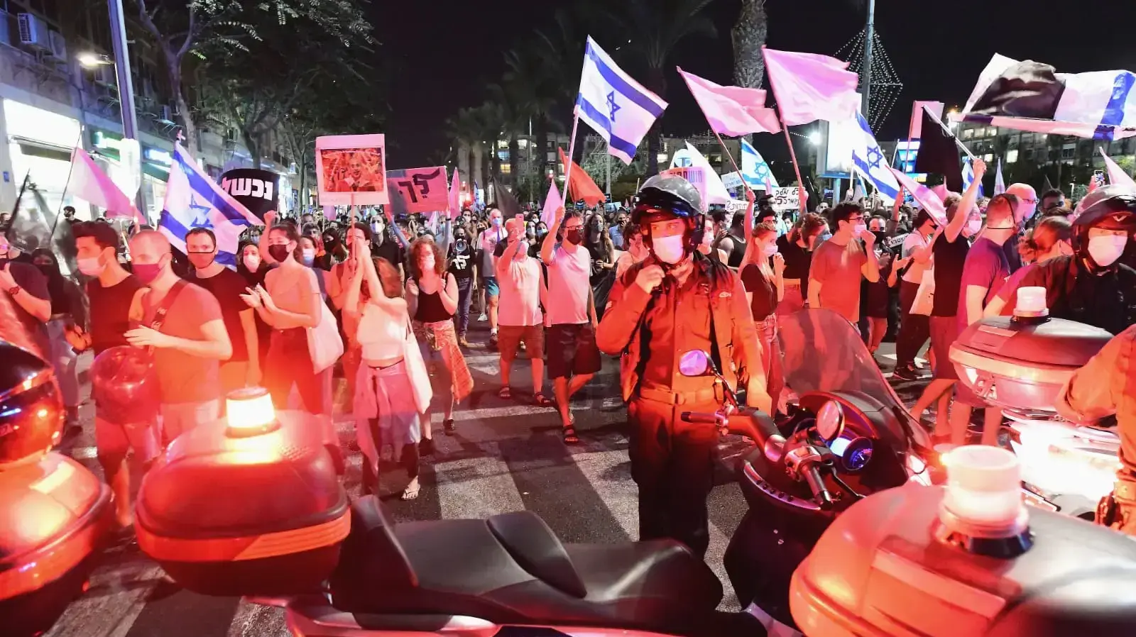 מפגינים נגד הממשלה צועדים אבן גבירול צפונה ועוברים את המחסומים, כיכר רבין, תל אביב 17 באוקטובר 2020 מפגינים נגד הממשלה צועדים אבן גבירול צפונה ועוברים את המחסומים, כיכר רבין, תל אביב 17 באוקטובר 2020