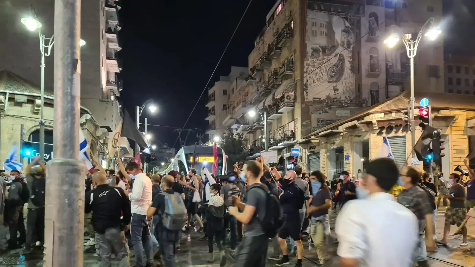 מפגינים נגד נתניהו חוסמים את הרכבת הקלה באזור קינג ג'ורג' במרכז ירושלים. 17 באוקטובר 2020