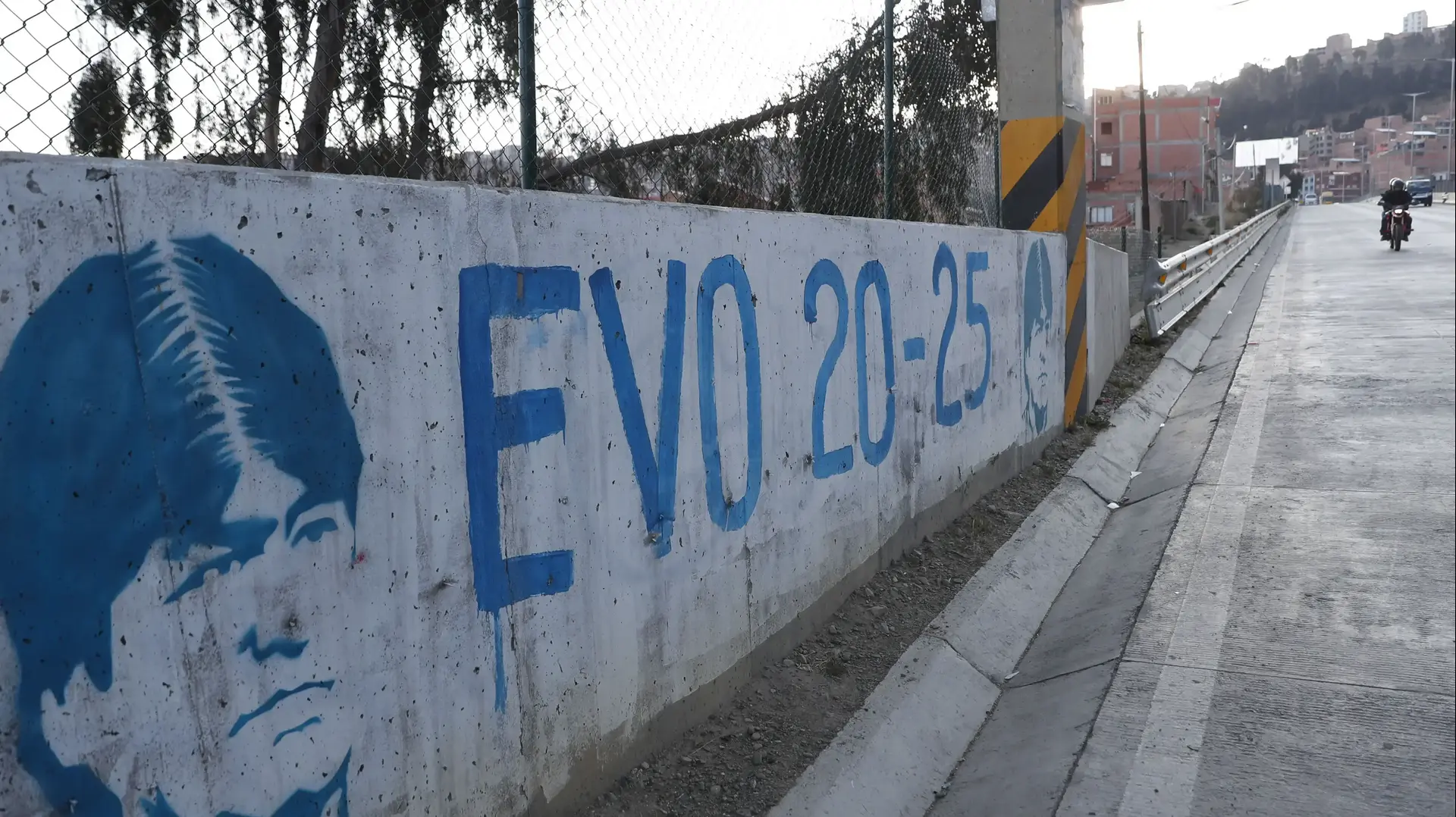 גרפיטי של נשיא בוליביה לשעבר אבו מוראלס בלה פס, 15 באוקטובר 2020 גרפיטי של נשיא בוליביה לשעבר אבו מוראלס בלה פס, 15 באוקטובר 2020