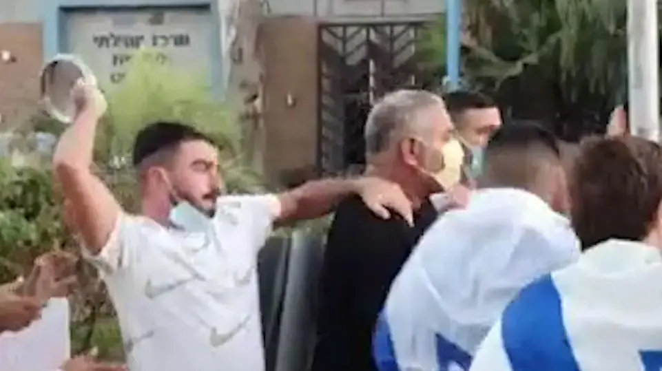 מתוך תיעוד תקיפת מפגינים בחיפה - 17 לאוקטובר 2020 מתוך תיעוד תקיפת מפגינים בחיפה - 17 לאוקטובר 2020