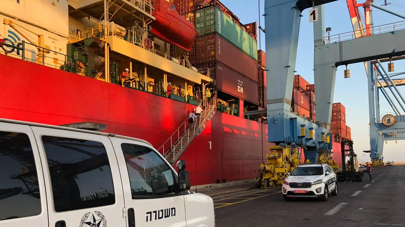 המשטרה חוקרת רצח של ימאי על האונייה. 18 באוקטובר 2020 המשטרה חוקרת רצח של ימאי על האונייה. 18 באוקטובר 2020