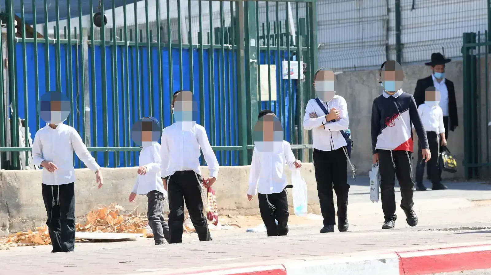 בית ספר חיידר של חסידות סלבודקה בסיום יום הלימודים בניגוד להנחיות, ברחוב רשבי,אלעד, 18 באוקטובר 2020 בית ספר חיידר של חסידות סלבודקה בסיום יום הלימודים בניגוד להנחיות, ברחוב רשבי,אלעד, 18 באוקטובר 2020