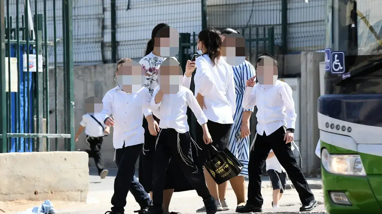 בית ספר חיידר של חסידות סלבודקה בסיום יום הלימודים בניגוד להנחיות, ברחוב רשבי,אלעד, 18 באוקטובר 2020 בית ספר חיידר של חסידות סלבודקה בסיום יום הלימודים בניגוד להנחיות, ברחוב רשבי,אלעד, 18 באוקטובר 2020