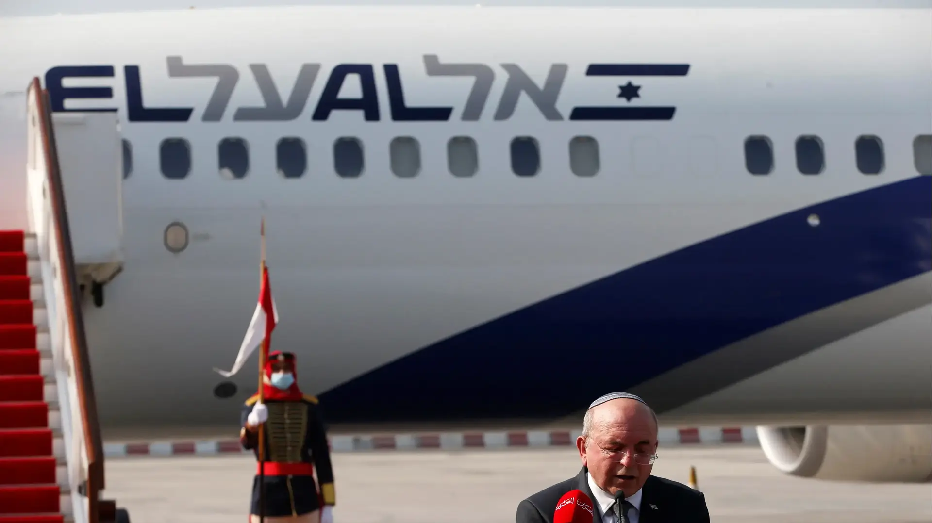 מאיר בן שבת, היועץ לביטחון לאומי במסגרת המשלחת הישראלית נוחתת בבחריין, 18 באוקטובר 2020 מאיר בן שבת, היועץ לביטחון לאומי במסגרת המשלחת הישראלית נוחתת בבחריין, 18 באוקטובר 2020