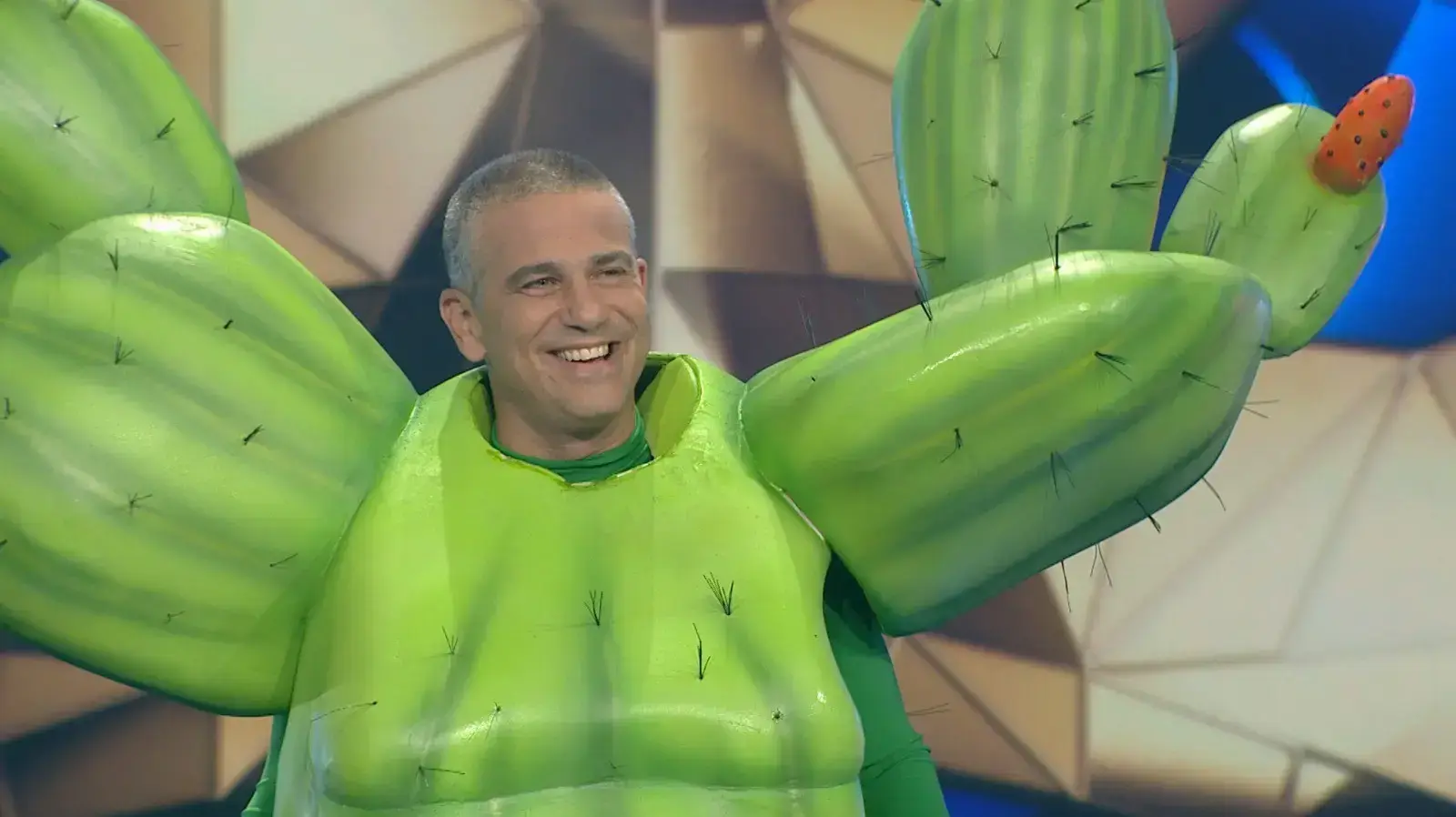 ינון מגל נחשף מבעד לתחפושת הקקטוס בתכנית "הזמר במסכה" ינון מגל נחשף מבעד לתחפושת הקקטוס בתכנית "הזמר במסכה"