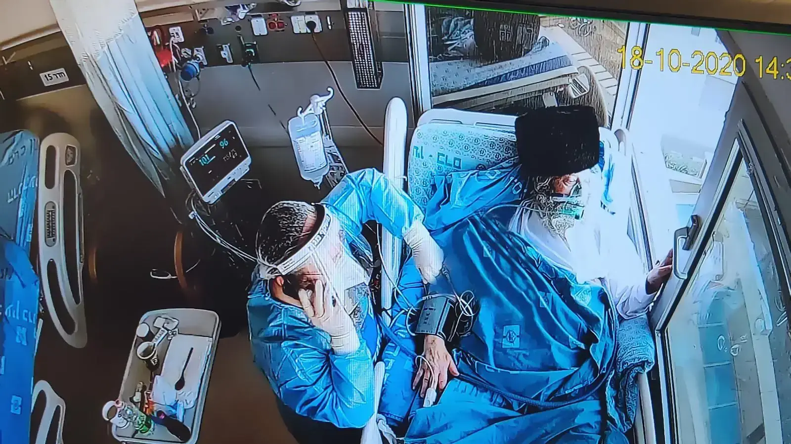 אב החתן חולה קורונה, בנו נישא על גג בית החולים כדי שיוכל לחגוג עמו אב החתן חולה קורונה, בנו נישא על גג בית החולים כדי שיוכל לחגוג עמו
