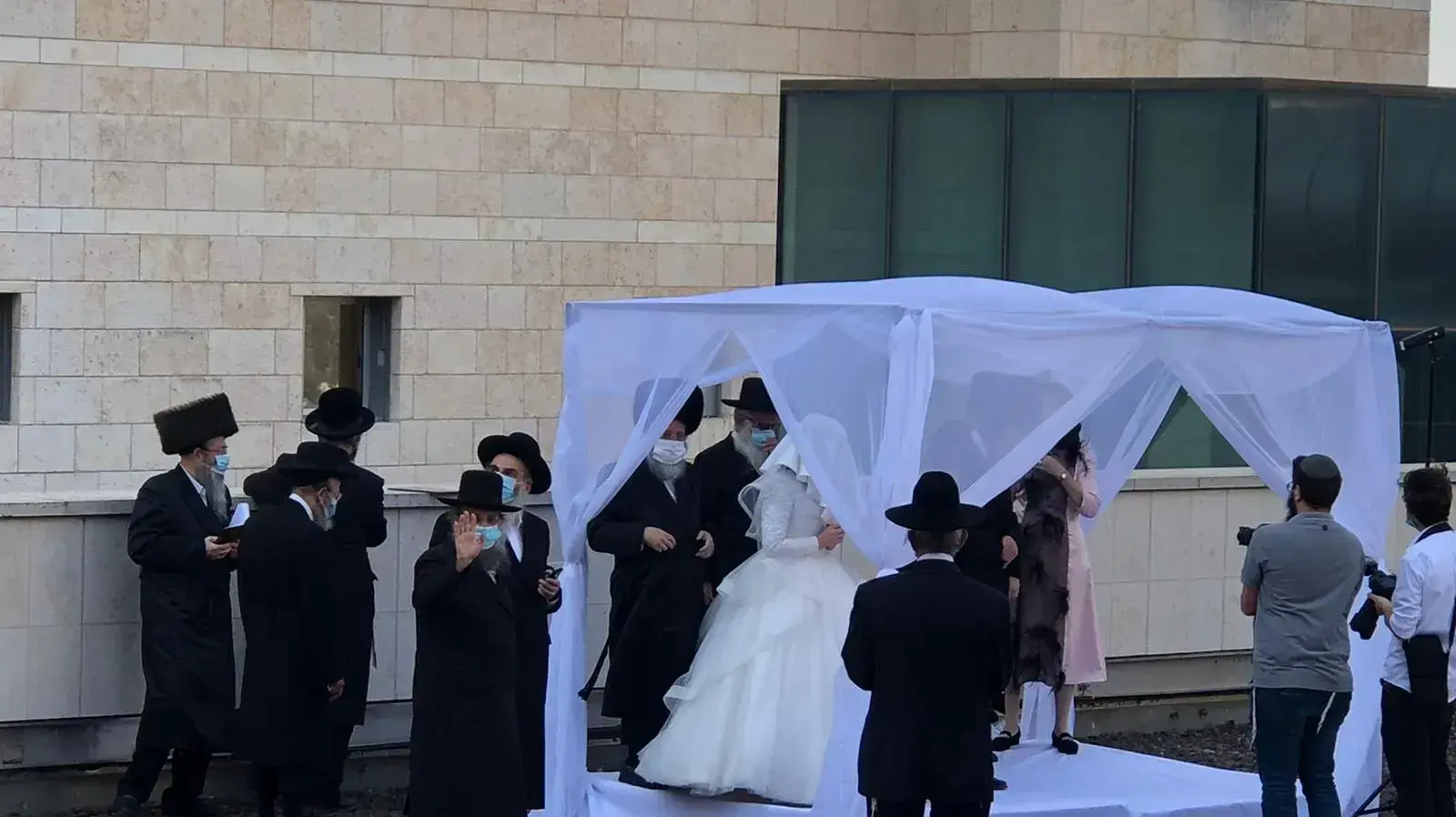 אב החתן חולה קורונה, בנו נישא על גג בית החולים כדי שיוכל לחגוג עמו אב החתן חולה קורונה, בנו נישא על גג בית החולים כדי שיוכל לחגוג עמו