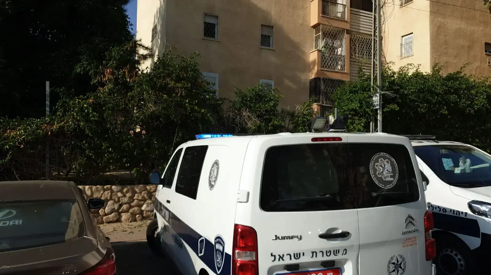 הזירה בה נמצא אישה בת 67 נמצאה ללא רוח חיים בבית בבאר שבע. נבדק חשד לרצח בידי בן זוגה. 19 באוקטובר 2020