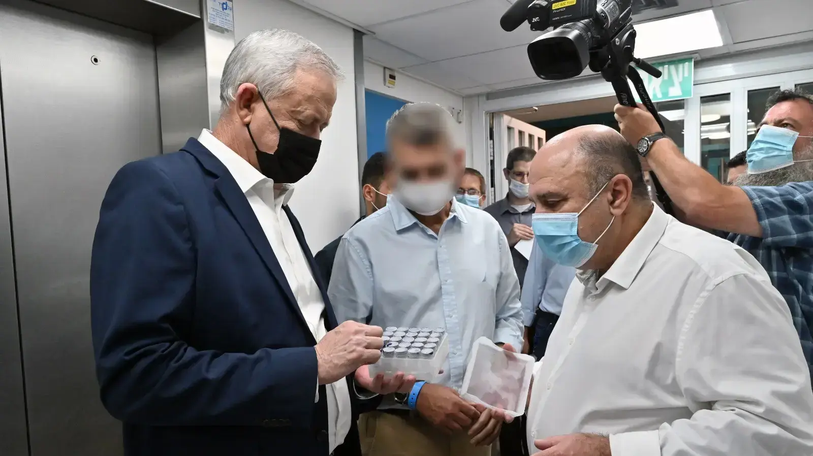 שר הביטחון בני גנץ ביקר במכון הביולוגי לקראת תחילת הניסויים בבני אדם,19 באוקטובר 2020 שר הביטחון בני גנץ ביקר במכון הביולוגי לקראת תחילת הניסויים בבני אדם,19 באוקטובר 2020