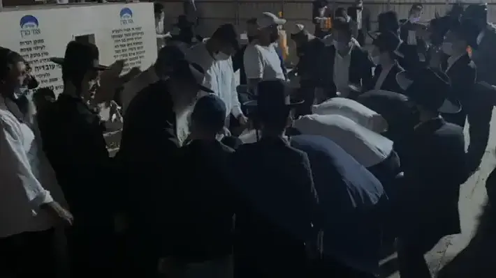 תיעוד תלמידי הרב עובדיה יוסף בקברו בניגוד להנחיות הקורונה, 20 אוקטובר 2020