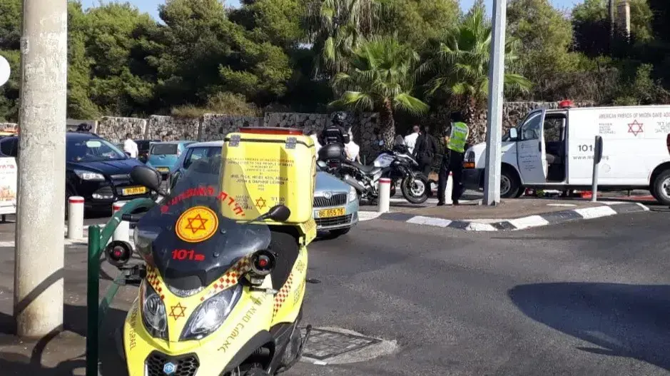 זירת תאונת הדרכים בה נפצע באורח אנוש רוכב אופנוע בן 30 שהחליק במהלך נסיעה בחיפה. 21 באוקטובר 2020 זירת תאונת הדרכים בה נפצע באורח אנוש רוכב אופנוע בן 30 שהחליק במהלך נסיעה בחיפה. 21 באוקטובר 2020