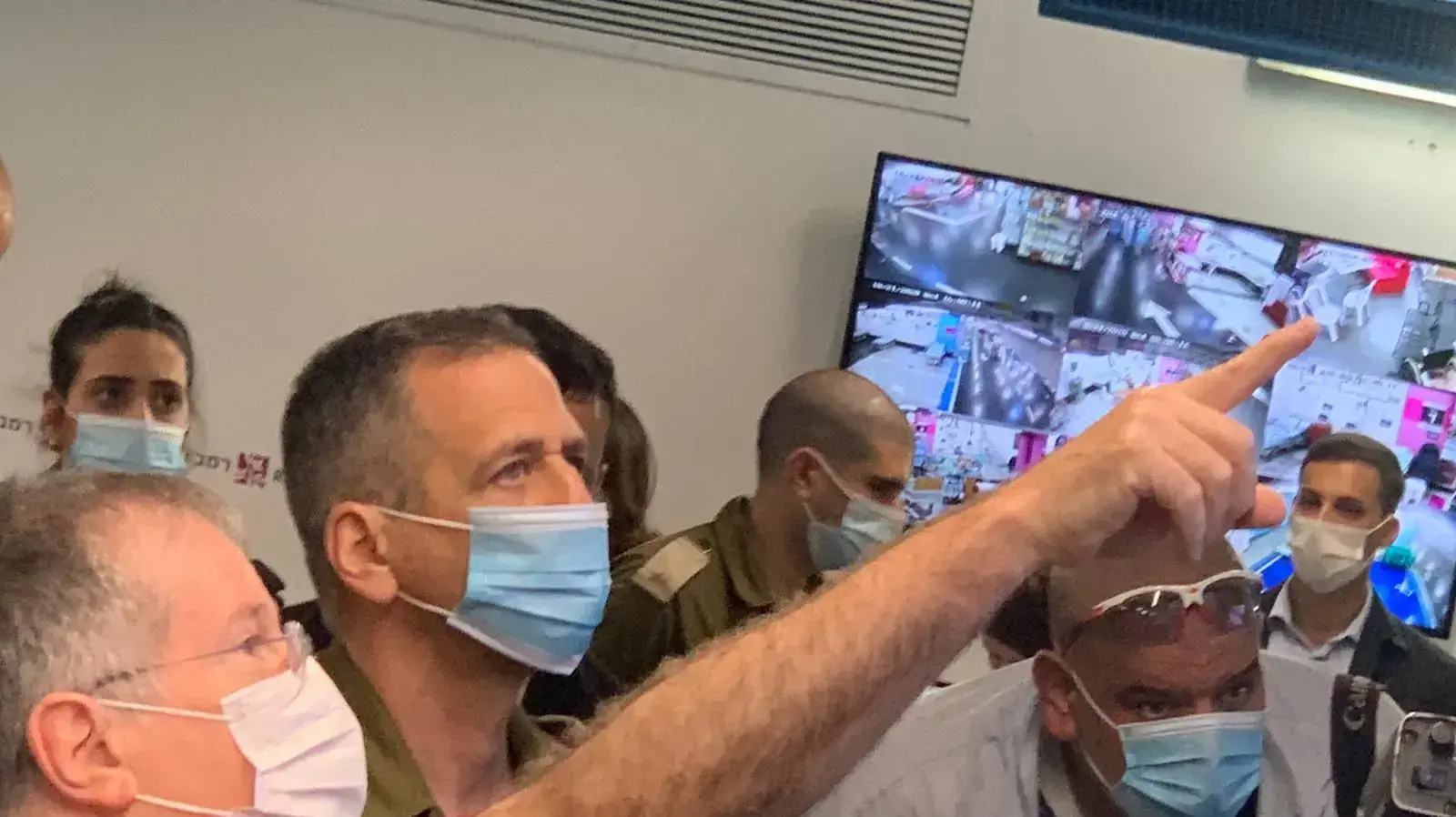 הרמטכ"ל אביב כוכבי בביקור במחלקת הקורונה בבי"ח רמב"ם יחד עם מנכ"ל ביה"ח מיקי הלברטל, 21 באוקטובר 2020 הרמטכ"ל אביב כוכבי בביקור במחלקת הקורונה בבי"ח רמב"ם יחד עם מנכ"ל ביה"ח מיקי הלברטל, 21 באוקטובר 2020