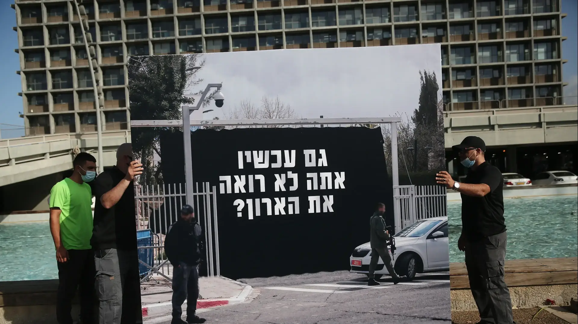 מיצב ארון קבורה ועליו הכתובת שהונפה מול מפגינים בשבוע שעבר: "שמאלני טוב הוא שמאלני מת", הוצב לקראת ציון 25 שנה לרצח רבין, כיכר רבין, 21 באוקטובר 2020 מיצב ארון קבורה ועליו הכתובת שהונפה מול מפגינים בשבוע שעבר: "שמאלני טוב הוא שמאלני מת", הוצב לקראת ציון 25 שנה לרצח רבין, כיכר רבין, 21 באוקטובר 2020