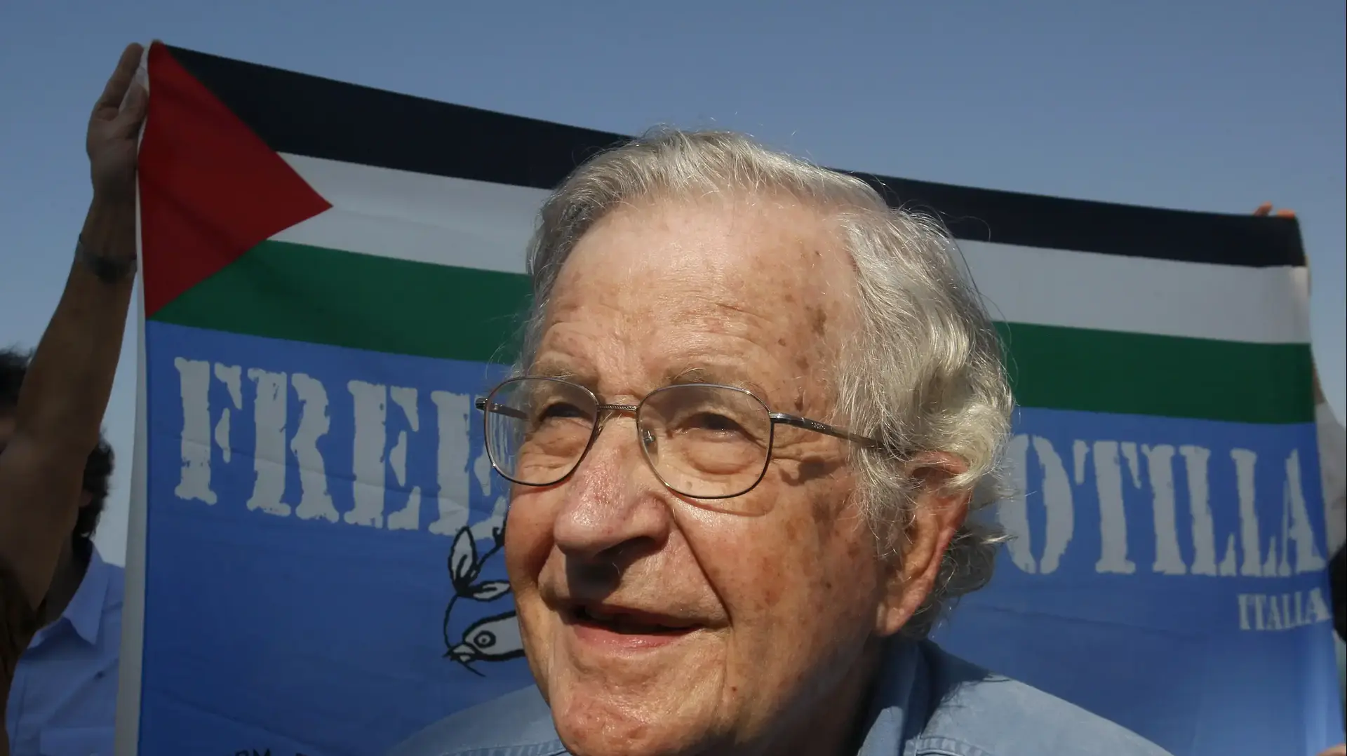 האינטלקטואל והבלשן נועם חומסקי בהפגנת תמיכה באחד המשטים לעזה, נמל עזה, 20 באוקטובר 2012