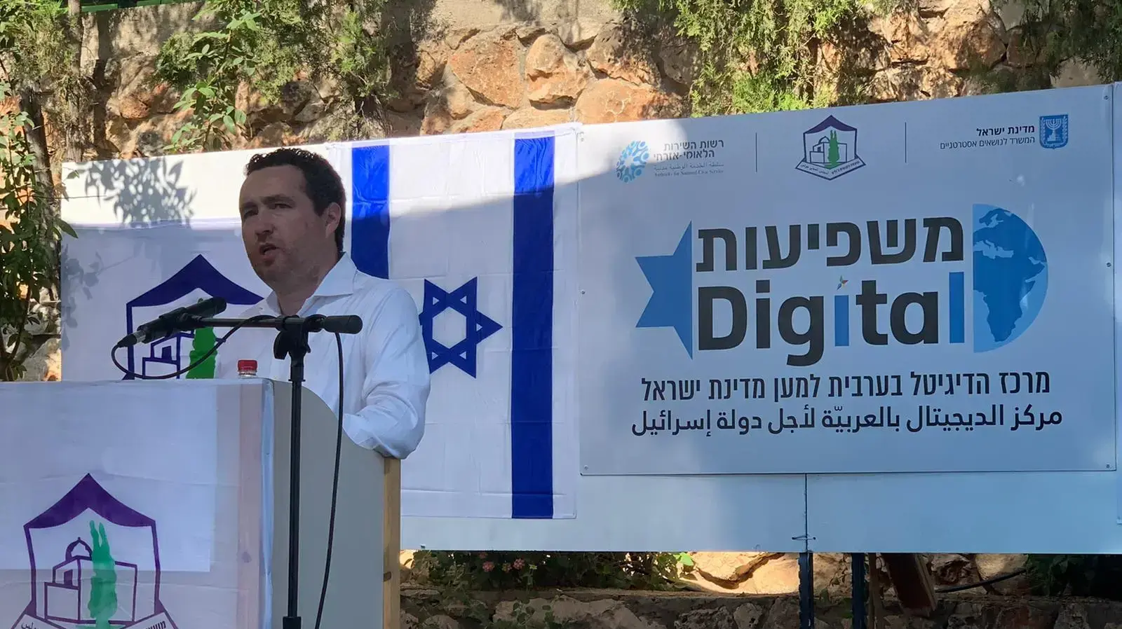 דובר צה"ל לשעבר רונן מנליס בטקס לחנוכת מרכז דיגיטלי למען ישראל בערבית המופעל ע"י בנות שירות מהחברה הדרוזית דובר צה"ל לשעבר רונן מנליס בטקס לחנוכת מרכז דיגיטלי למען ישראל בערבית המופעל ע"י בנות שירות מהחברה הדרוזית