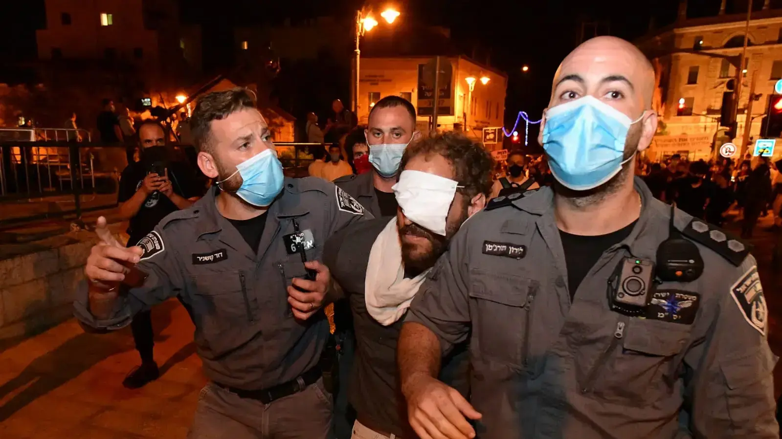 מעצר של מפגין במהלך פינוי ההפגנה בכיכר פריז בירושלים נגד ראש הממשלה בנימין נתניהו, 24 באוקטובר 2020 מעצר של מפגין במהלך פינוי ההפגנה בכיכר פריז בירושלים נגד ראש הממשלה בנימין נתניהו, 24 באוקטובר 2020