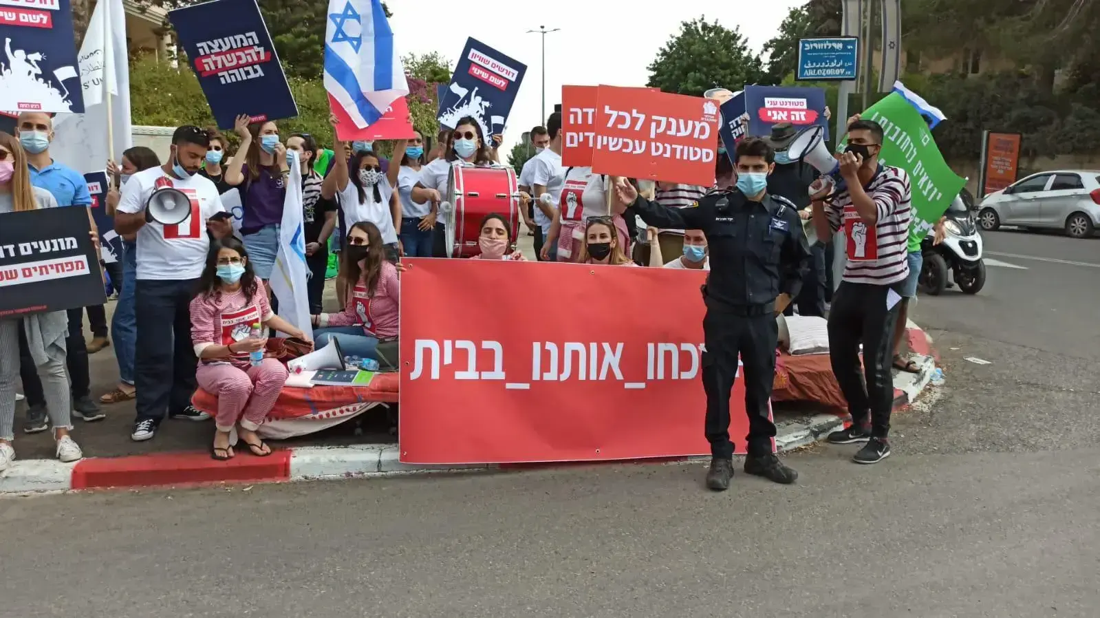 בשעה זו מול משרדי המל״ג בירושלים נערכת הפגנת המכללות הבלתי מתוקצבות. מאות סטודנטים מארגון מחאת ״שכחו אותי בבית״ דורשים מהמדינה להעניק עזרה לאלפי סטודנטים שנפגעו עקב משבר הקורונה, 25 באוקטובר 2020 בשעה זו מול משרדי המל״ג בירושלים נערכת הפגנת המכללות הבלתי מתוקצבות. מאות סטודנטים מארגון מחאת ״שכחו אותי בבית״ דורשים מהמדינה להעניק עזרה לאלפי סטודנטים שנפגעו עקב משבר הקורונה, 25 באוקטובר 2020