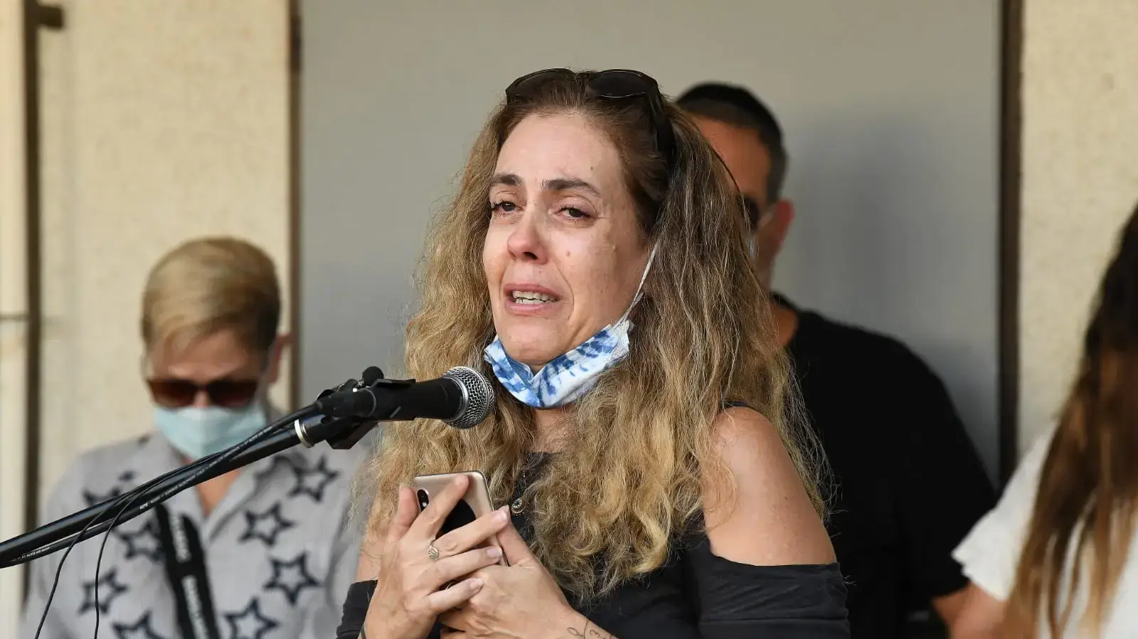 דנה, בתו של יהודה ברקן במהלך הלוויתו של אביה בבית העלמין ברחובות 25 באוקטובר 2020 דנה, בתו של יהודה ברקן במהלך הלוויתו של אביה בבית העלמין ברחובות 25 באוקטובר 2020