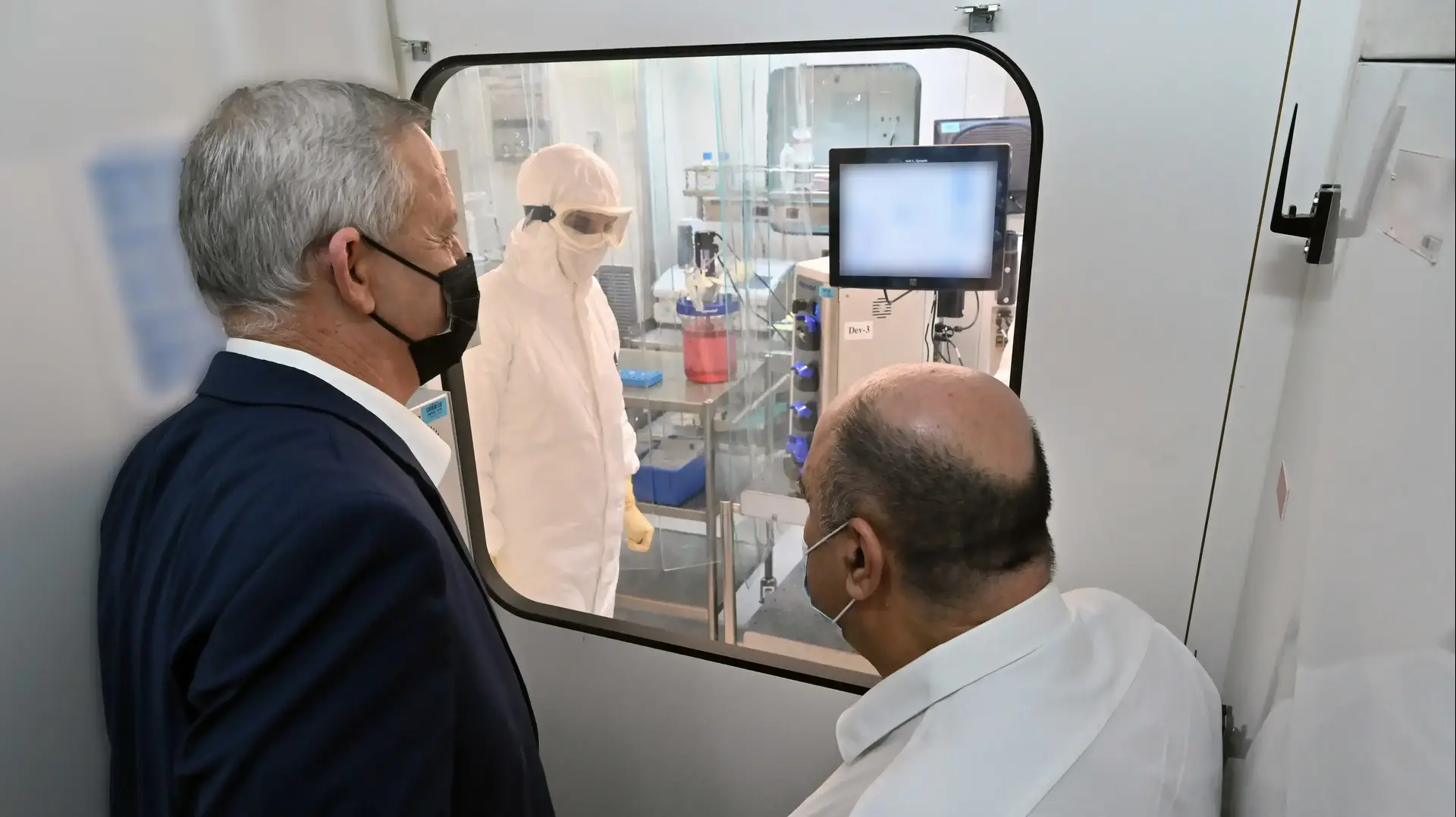 שר הביטחון, בני גנץ במכון לפיתוח חיסון לנגיף הקורונה 25 באוקטובר 2020 שר הביטחון, בני גנץ במכון לפיתוח חיסון לנגיף הקורונה 25 באוקטובר 2020
