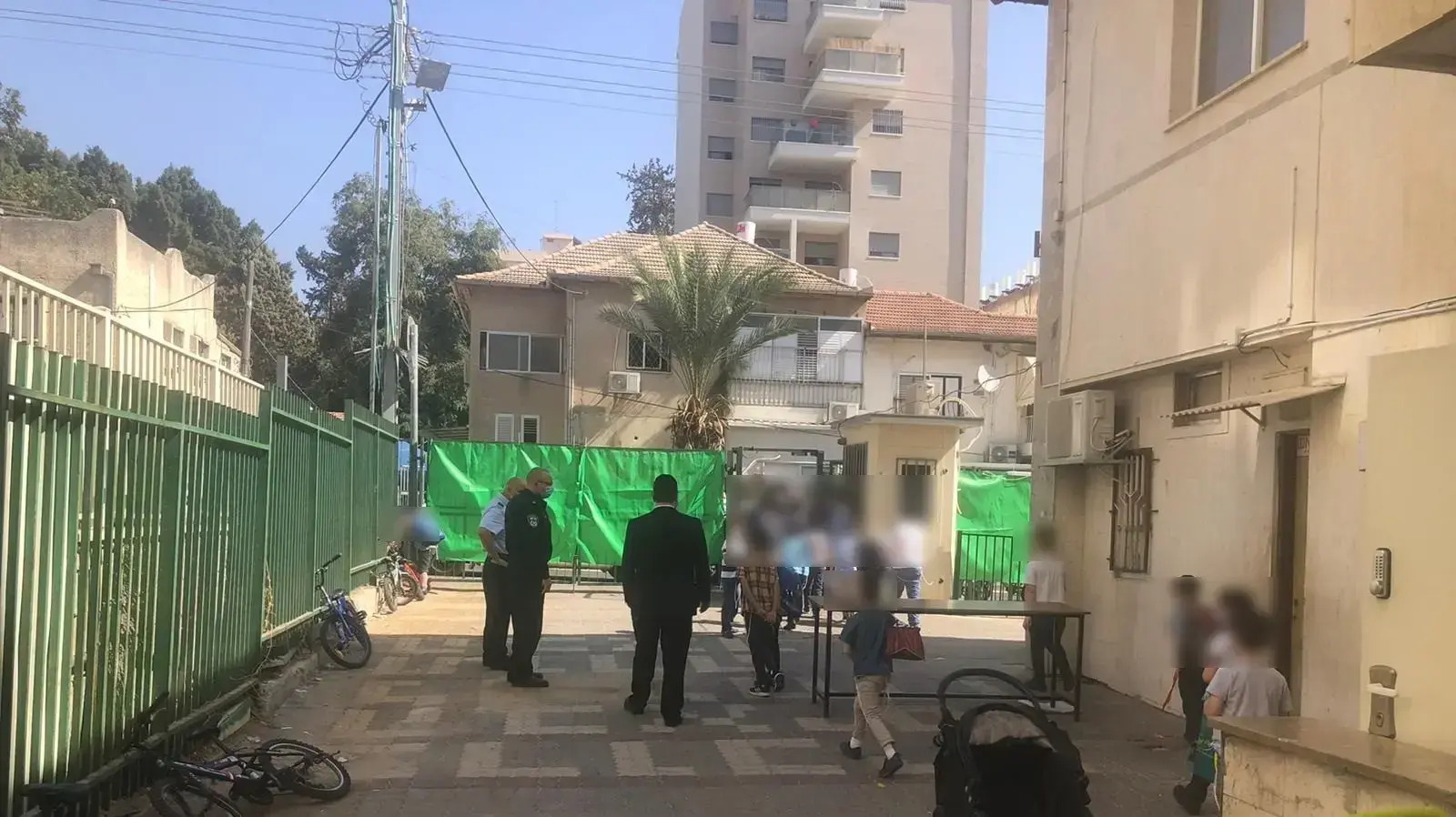 שוטרים בתלמוד תורה שפעל ברחובות בניגוד להנחיות למאבק בנגיף הקורונה. 26 באוקטובר 2020 שוטרים בתלמוד תורה שפעל ברחובות בניגוד להנחיות למאבק בנגיף הקורונה. 26 באוקטובר 2020
