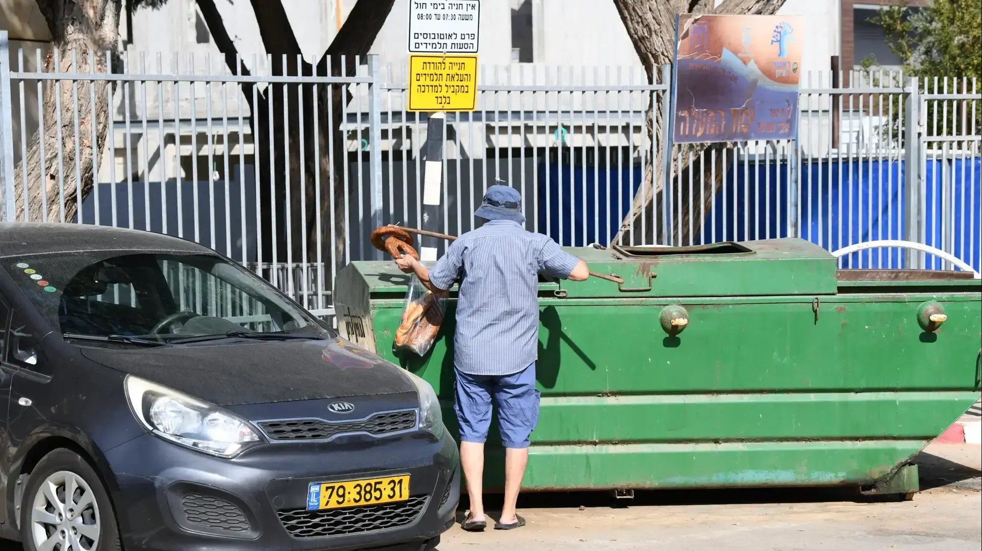 אדם מחטט בפח, ראשון לציון, 26 באוקטובר 2020