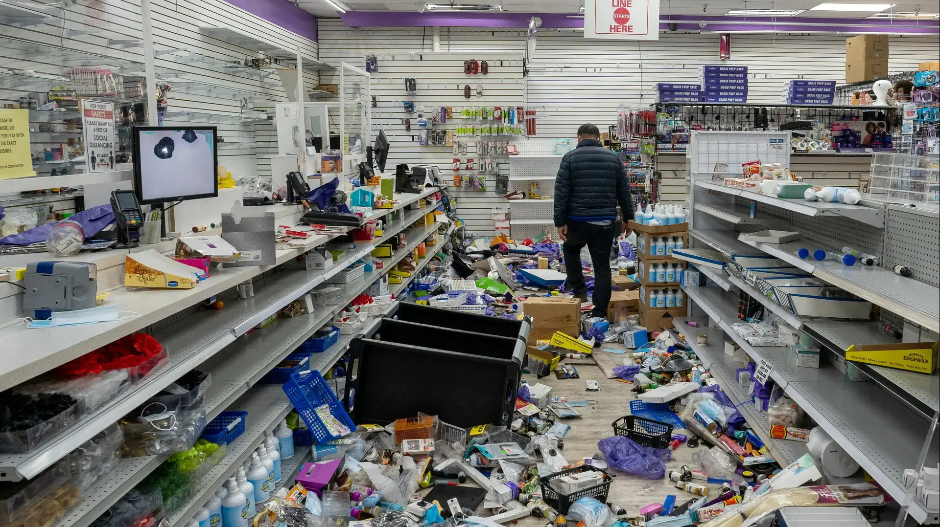 בזיזת חנויות במהומות בעקבות ירי שוטרים בצעיר שחור, פילדלפיה, 27 באוקטובר 2020 בזיזת חנויות במהומות בעקבות ירי שוטרים בצעיר שחור, פילדלפיה, 27 באוקטובר 2020