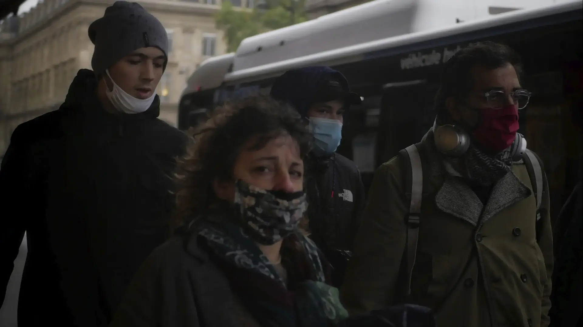 אנשים עוטים מסיכות בפריז, 27 באוקטובר 2020 אנשים עוטים מסיכות בפריז, 27 באוקטובר 2020