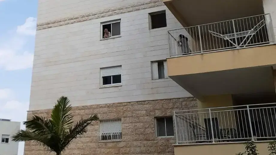 הבניין בנשר ממנו נפל פועל שעבד עם סנפלינג ומת. 28 באוקטובר 2020 הבניין בנשר ממנו נפל פועל שעבד עם סנפלינג ומת. 28 באוקטובר 2020