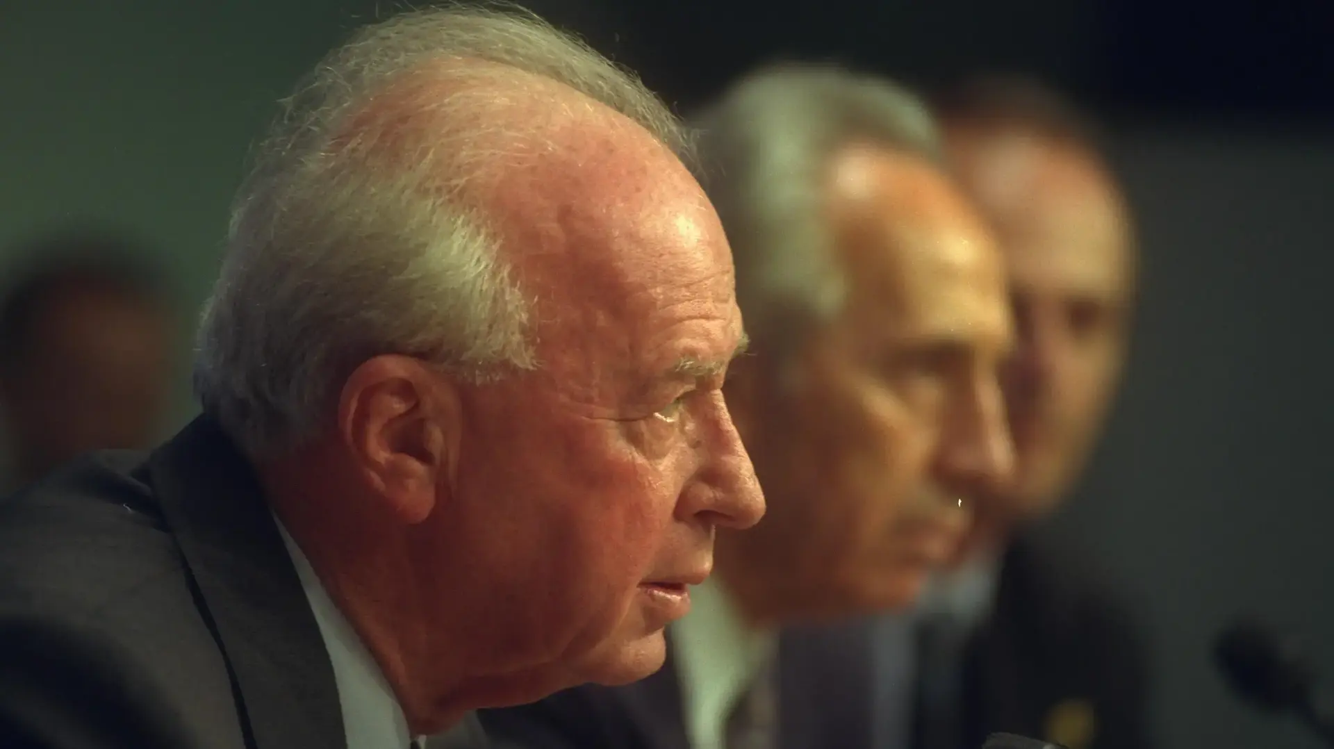 ראש הממשלה יצחק רבין והשר שמעון פרס במסיבת עיתונאים בפריז, צרפת. 7 ביולי 1994