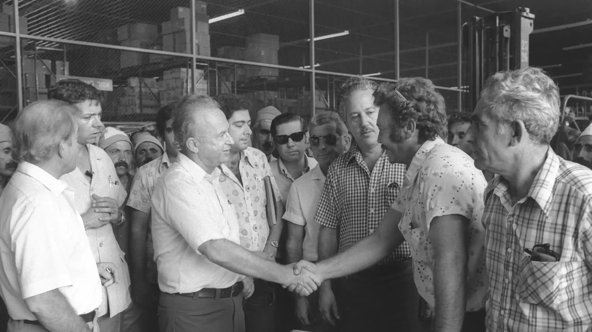ביקור ראש הממשלה יצחק רבין ושר התחבורה גד יעקובי בנמל חיפה, 9 בספטמבר 1976
ביקור ראש הממשלה יצחק רבין ושר התחבורה גד יעקובי בנמל חיפה, 9 בספטמבר 1976