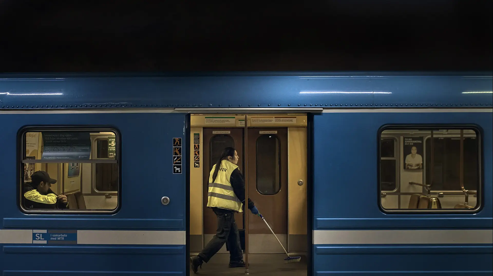 פועלים מחטאים קרון רכבת בשבדיה. 28 באוקטובר 2020 פועלים מחטאים קרון רכבת בשבדיה. 28 באוקטובר 2020
