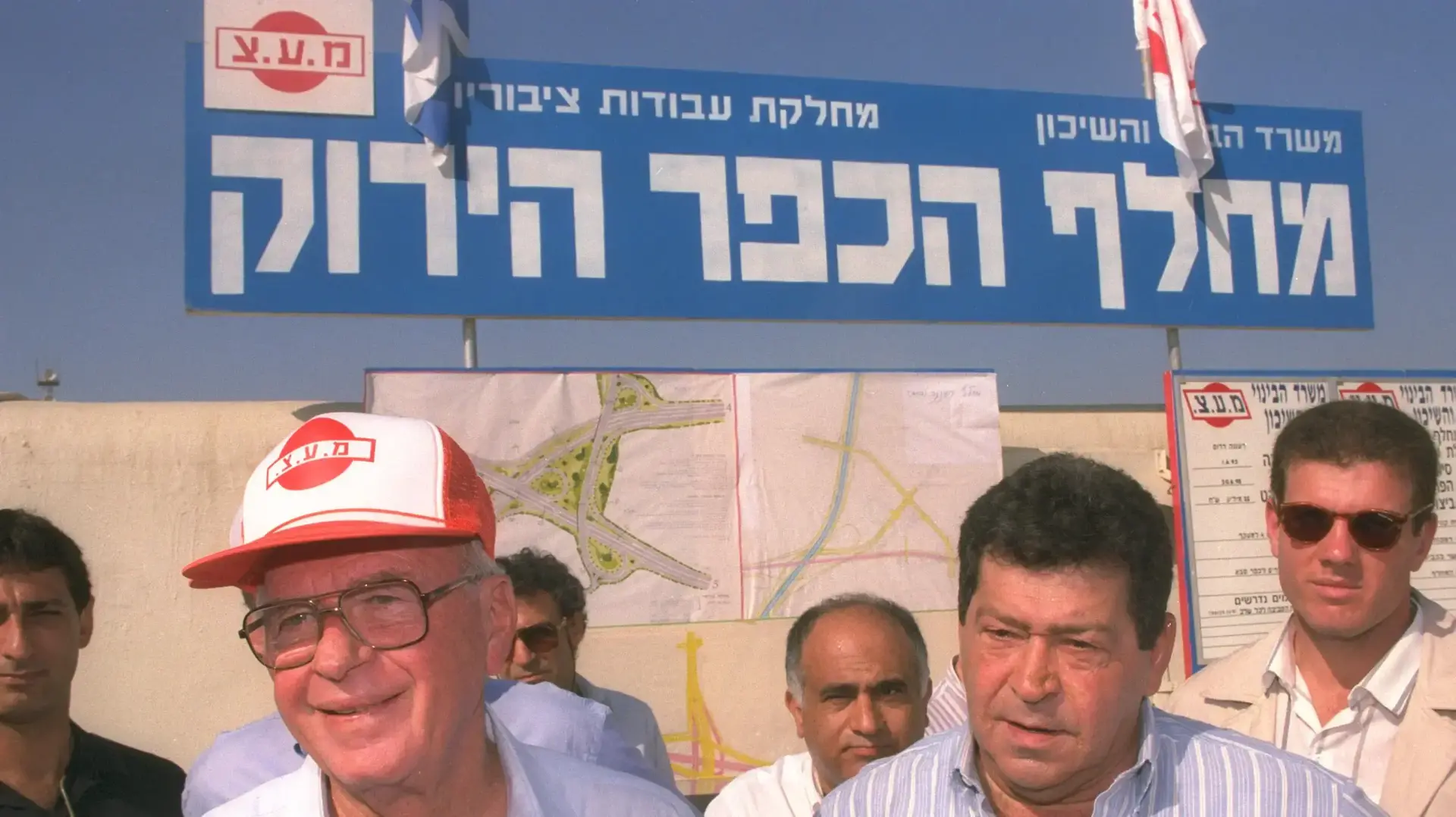 ראש הממשלה יצחק רבין ושר הבינוי בנימין בן אליעזר בביקור באתרי בנייה, בכביש החף 22 ביוני 1993 ראש הממשלה יצחק רבין ושר הבינוי בנימין בן אליעזר בביקור באתרי בנייה, בכביש החף 22 ביוני 1993