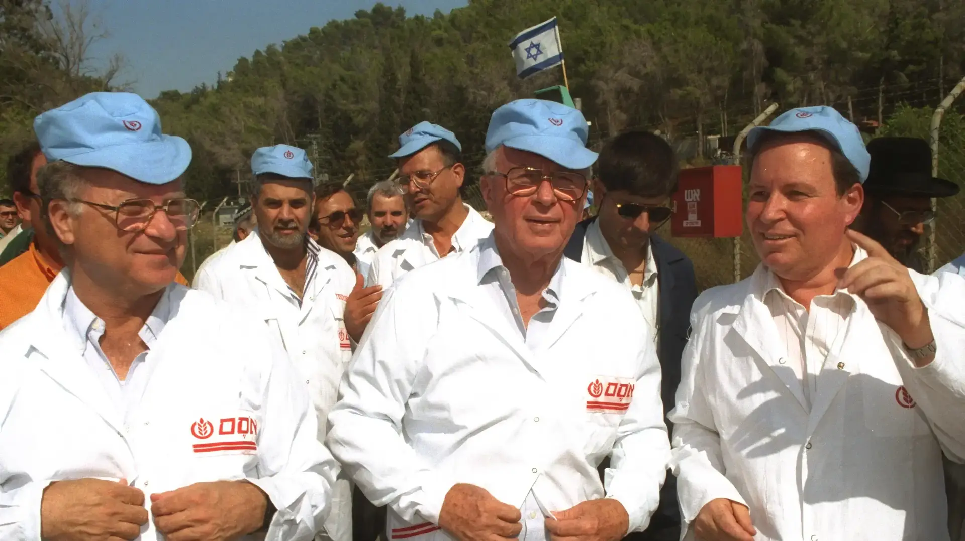 ביקור ראש הממשלה יצחק רבין בלווית שר התעשיה והמסחר מיכה חריש במפעל "אסם", בצפון הארץ, 7 ביולי 1993
ביקור ראש הממשלה יצחק רבין בלווית שר התעשיה והמסחר מיכה חריש במפעל "אסם", בצפון הארץ, 7 ביולי 1993
