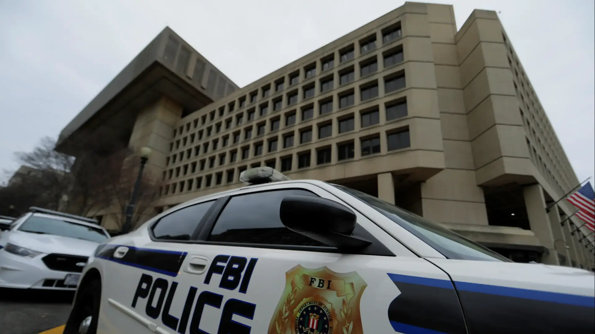 ניידות של ה-FBI מחוץ למטה הארגון בוושינגטון. 28 באוקטובר 2020 ניידות של ה-FBI מחוץ למטה הארגון בוושינגטון. 28 באוקטובר 2020