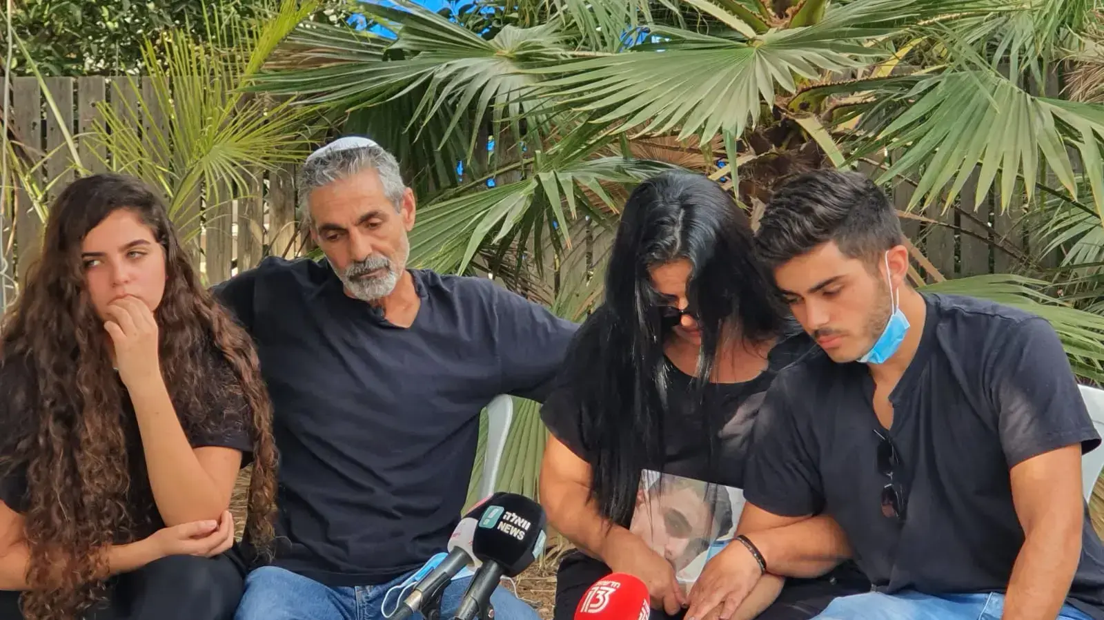 משפחתו של הנער איתי יצחק מגן נר שנרצח בקטטה ליד מוקבילה. 29 באוקטובר 2020