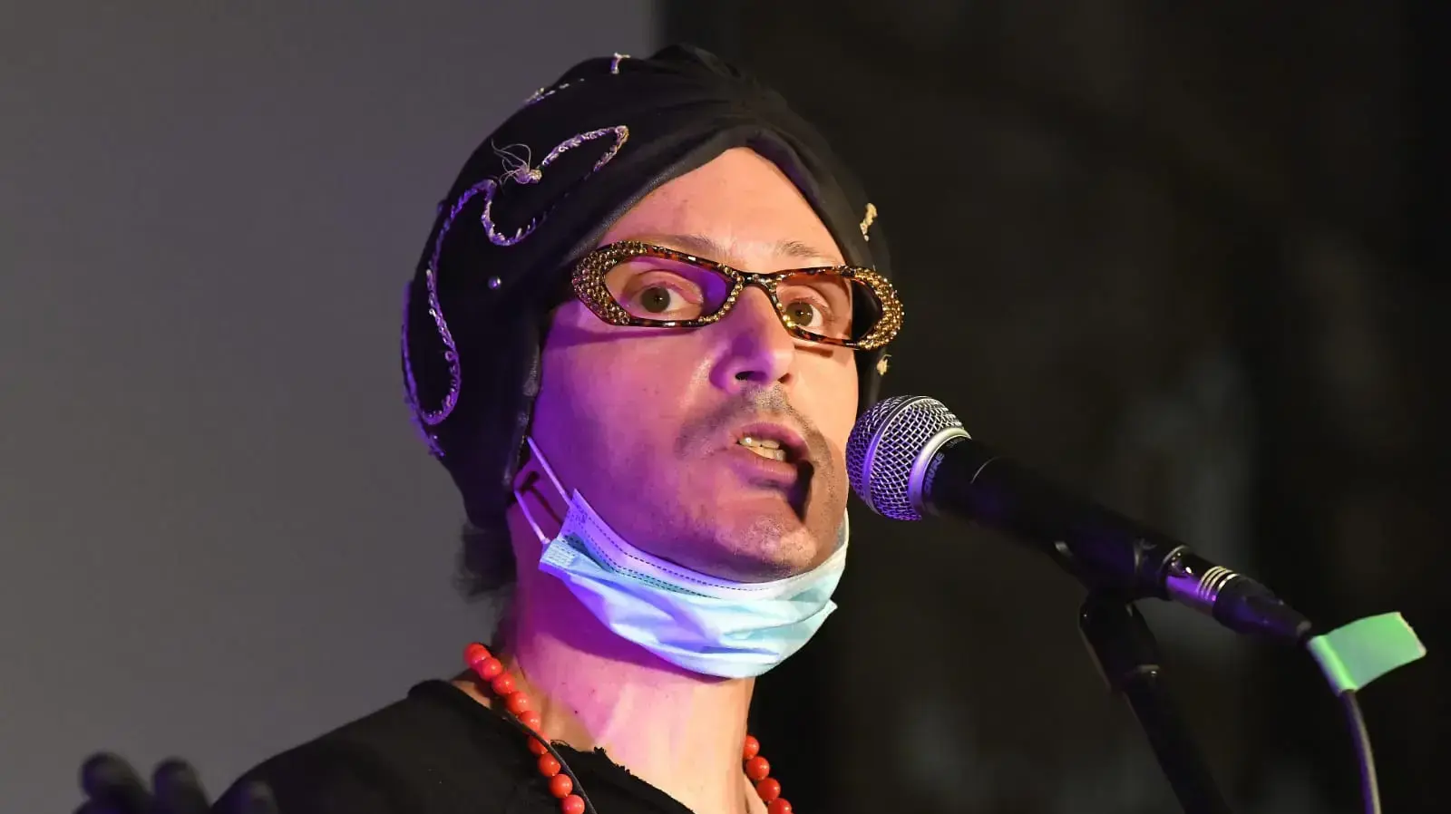 השחקן והקומיקאי נדב בושם באירוע מחאה נגד הקפאת התרבות בימי הקורונה שהתקיים ברחבה שליד התיאטרון הערבי עברי ביפו, 29 באוקטובר 2020 השחקן והקומיקאי נדב בושם באירוע מחאה נגד הקפאת התרבות בימי הקורונה שהתקיים ברחבה שליד התיאטרון הערבי עברי ביפו, 29 באוקטובר 2020