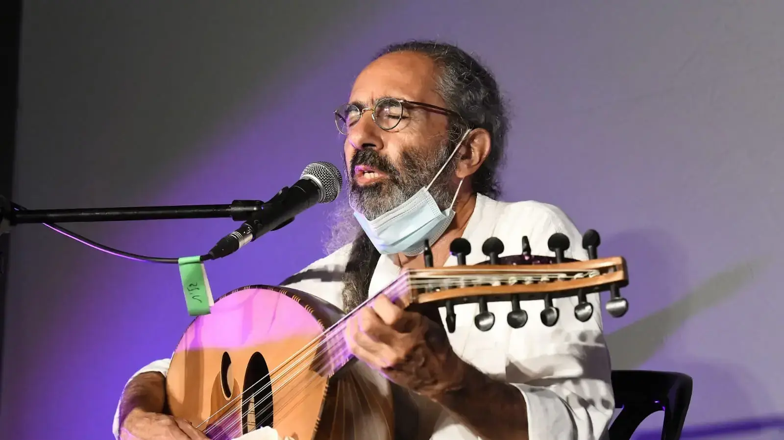 המוזיקאי יאיר דלאל באירוע מחאה נגד הקפאת התרבות בימי משבר הקורונה שהתקיים ברחבה שליד התיאטרון הערבי עברי ביפו, 29 באוקטובר 2020 המוזיקאי יאיר דלאל באירוע מחאה נגד הקפאת התרבות בימי משבר הקורונה שהתקיים ברחבה שליד התיאטרון הערבי עברי ביפו, 29 באוקטובר 2020