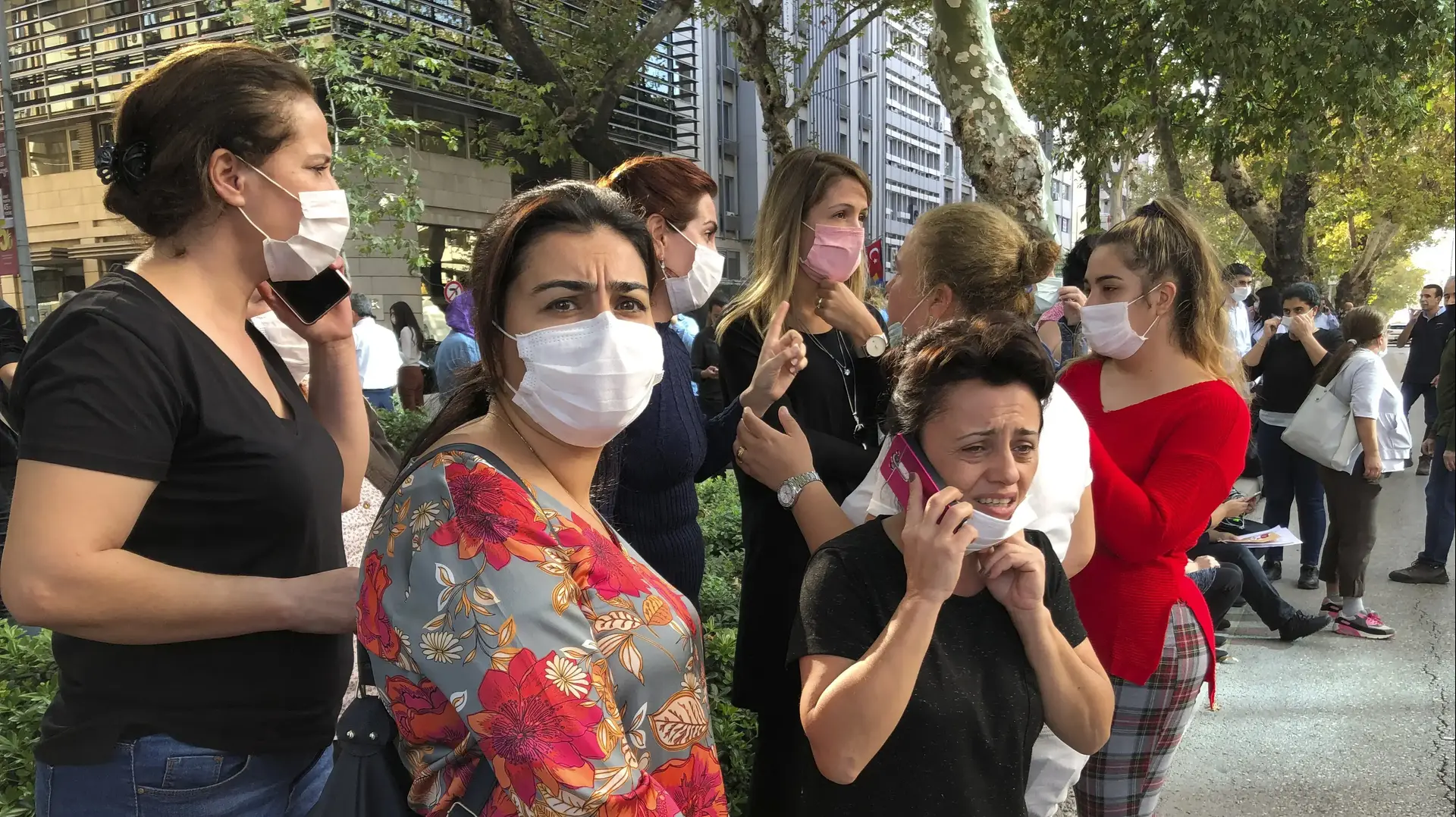 אנשים מבוהלים בעקבות רעדידת האדמה שהורגשה לחופי יוון והובילה לקריסת מבנים באיזמיר, טורקיה 30 באוקטובר 2020 אנשים מבוהלים בעקבות רעדידת האדמה שהורגשה לחופי יוון והובילה לקריסת מבנים באיזמיר, טורקיה 30 באוקטובר 2020