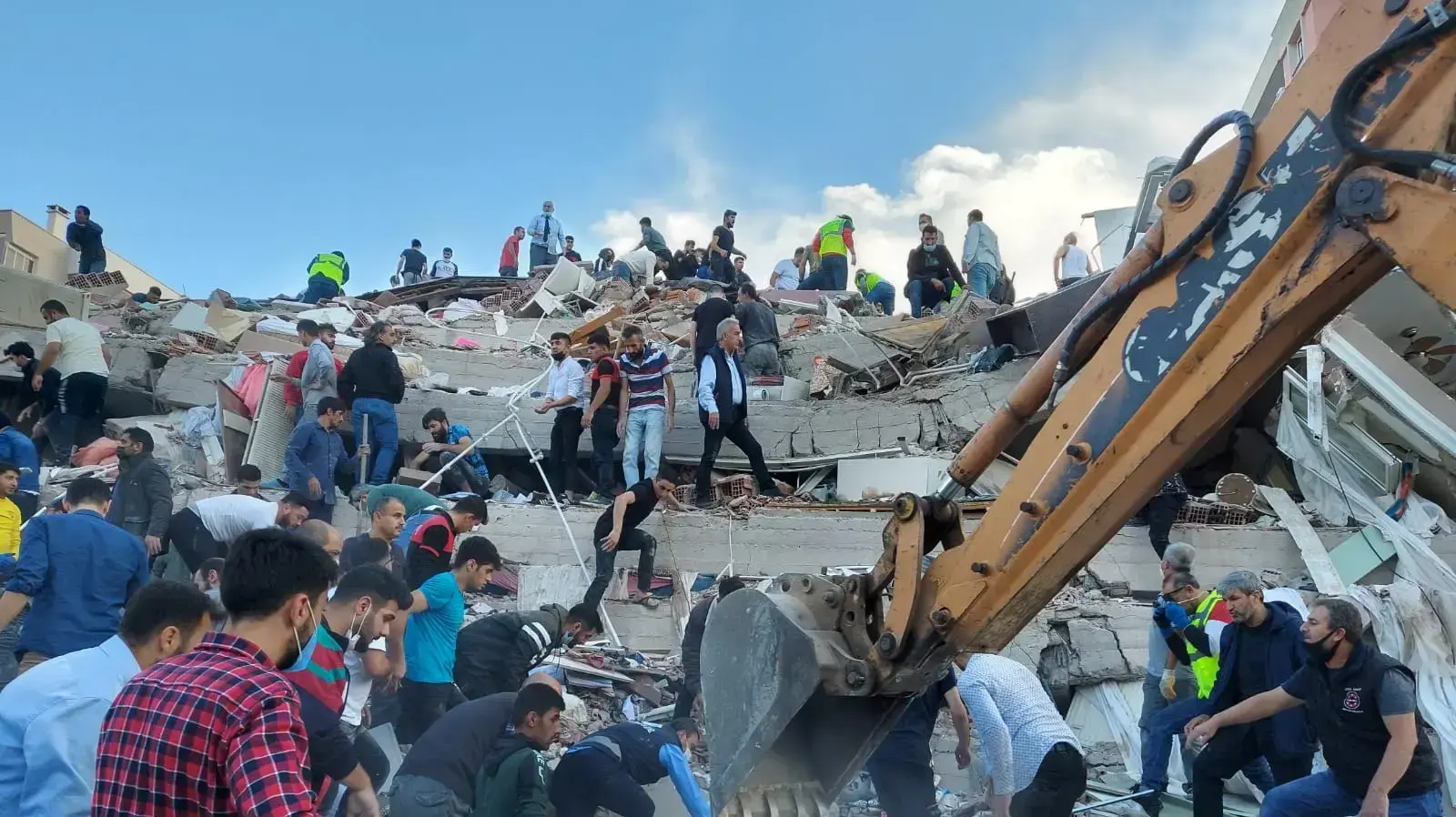 נזקי רעדידת האדמה שהורגשה לחופי יוון והובילה לקריסת מבנים באיזמיר, טורקיה 30 באוקטובר 2020 נזקי רעדידת האדמה שהורגשה לחופי יוון והובילה לקריסת מבנים באיזמיר, טורקיה 30 באוקטובר 2020