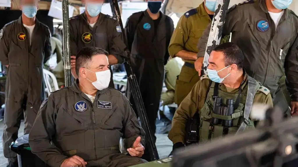 מפקד חיל האוויר האלוף, עמיקם נורקין עם מח"ט הנח"ל אלוף משנה ישראל שומר 30 באוקטובר 2020 מפקד חיל האוויר האלוף, עמיקם נורקין עם מח"ט הנח"ל אלוף משנה ישראל שומר 30 באוקטובר 2020