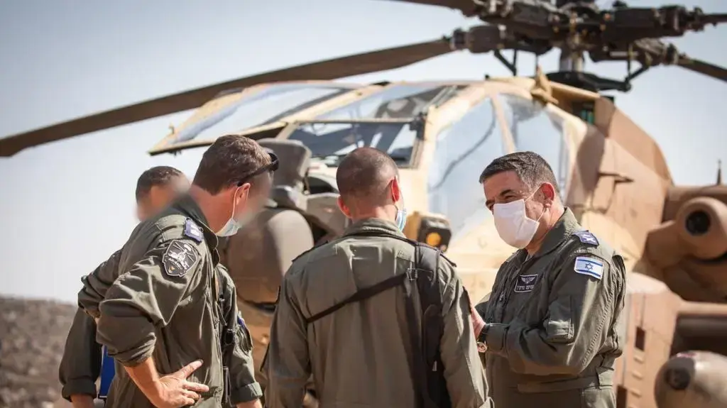 מפקד חיל האוויר האלוף, עמיקם ברקע מסוק אפאצ'י 30 באוקטובר 2020 